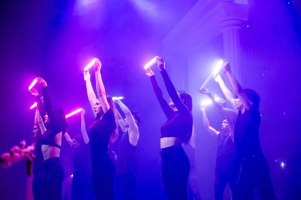 La vanguardia en el teatro y artes visuales deriva en corrientes experimentales como el performance.