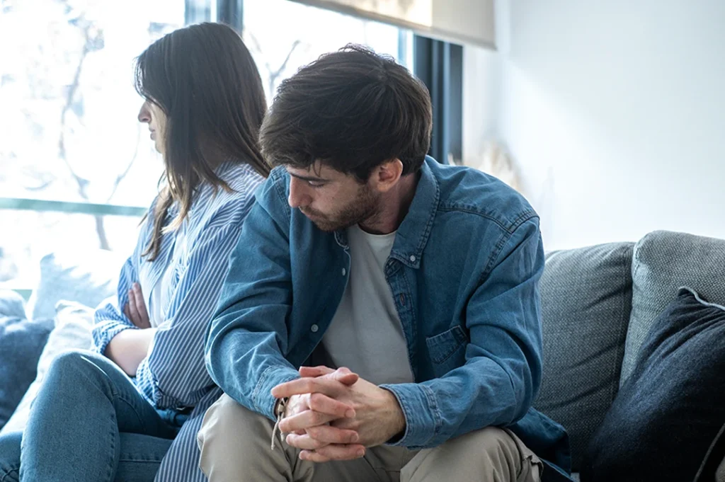 El fin del enamoramiento puede llevar al desencanto y cortar el vínculo.