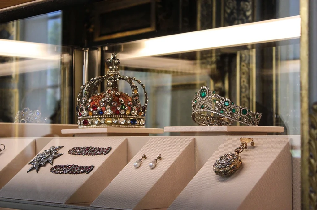 Las joyas del museo de Louvre tienen un valor histórico y patrimonial.