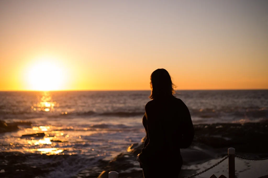 Practicar la autocompasión es esencial durante un duelo, pero después es momento de tener valor, ponerte de pie y avanzar.