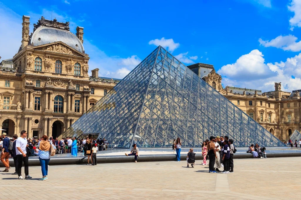 El protocolo de seguridad en el museo de Louvre falló, aceptó la directora.