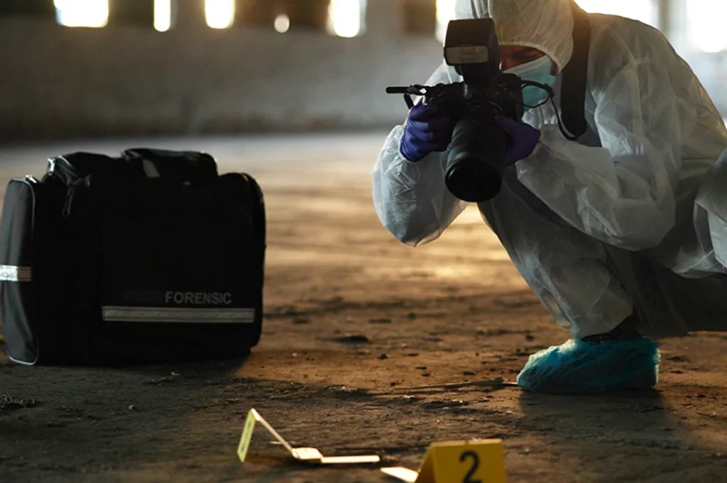 El criminalista se especializa en investigar el delito desde un enfoque técnico y científico.